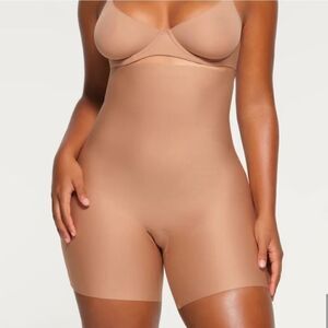 NWT SKIMS Body High Waisted Mid Thigh Short Seamless Sculpt Shaping Shorts Clay